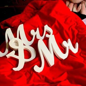 Mr and Mrs signs for wedding. Super cute!